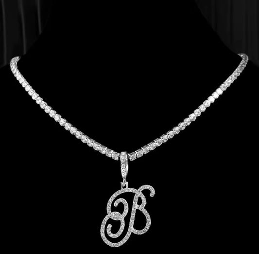 Collana con lettera brillante