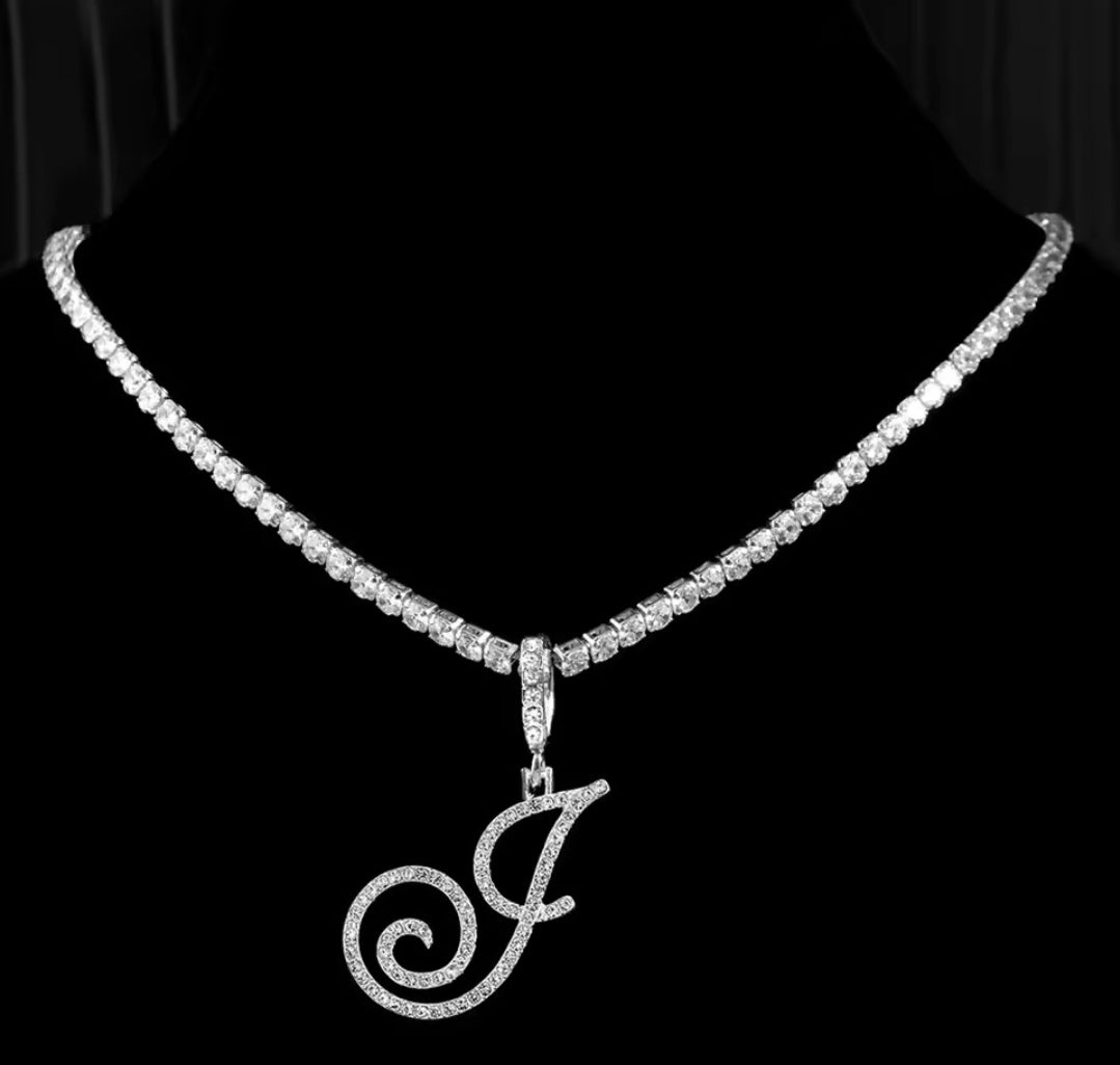 Collana con lettera brillante
