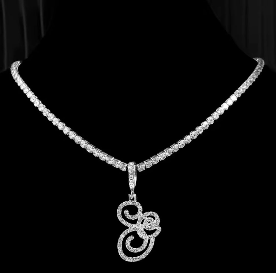 Collana con lettera brillante