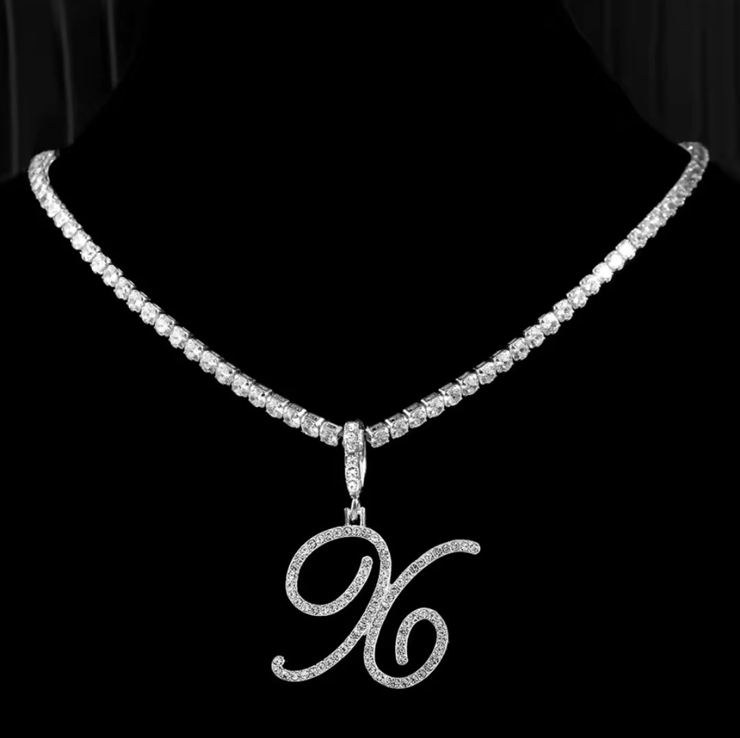 Collana con lettera brillante