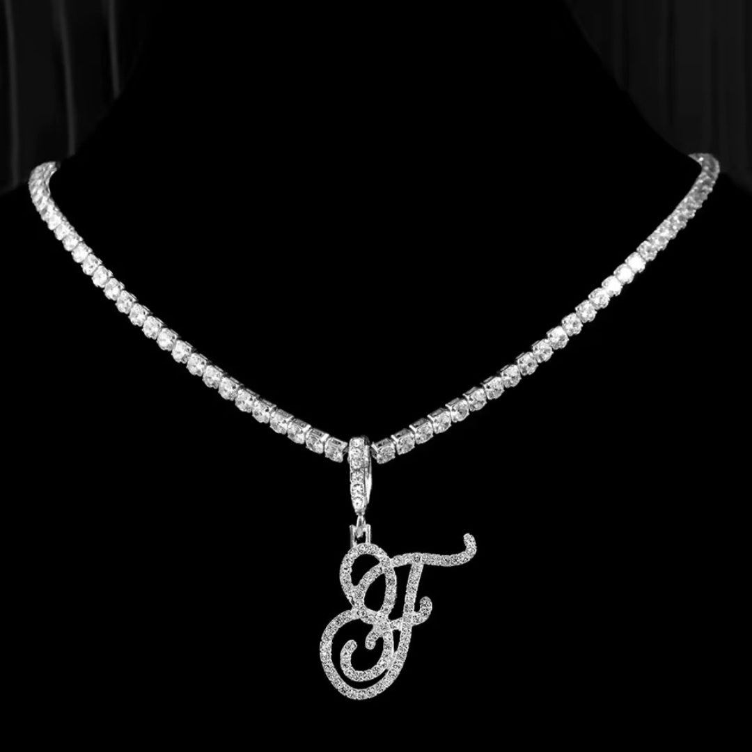 Collana con lettera brillante
