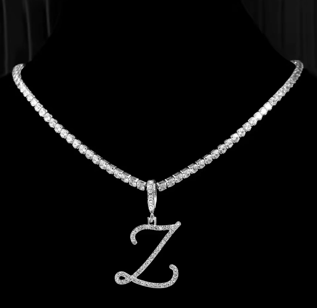 Collana con lettera brillante