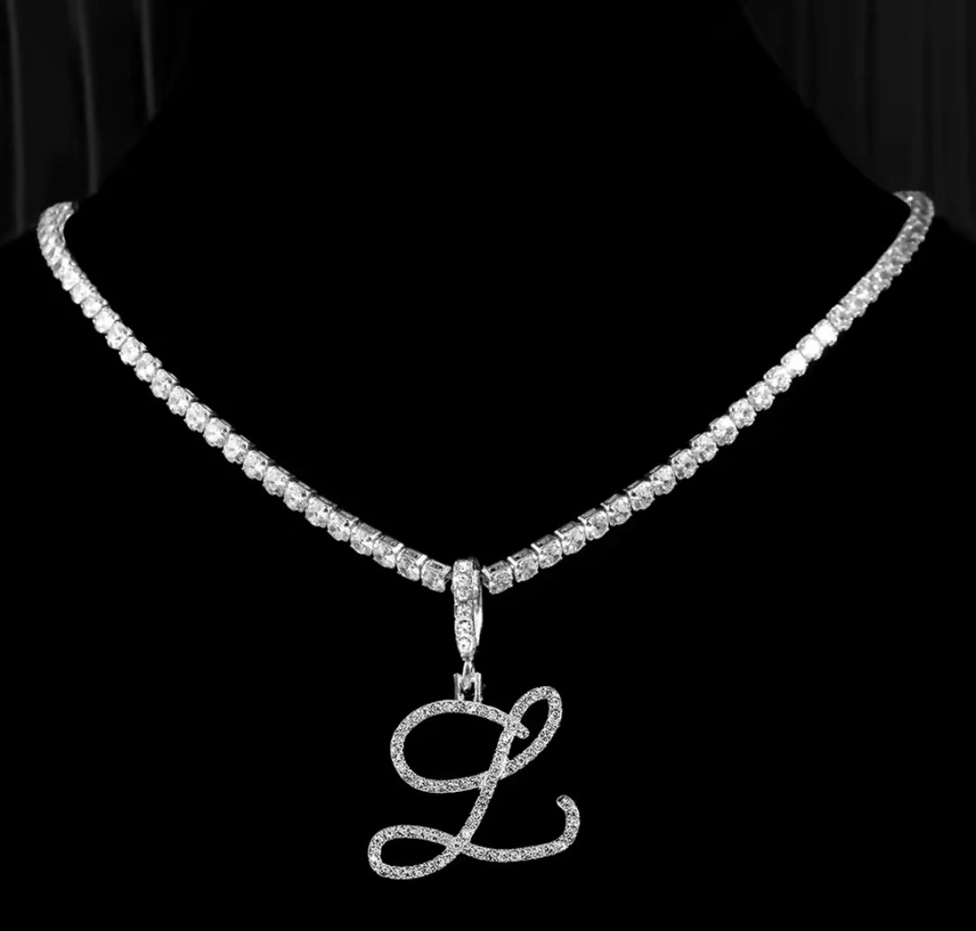 Collana con lettera brillante