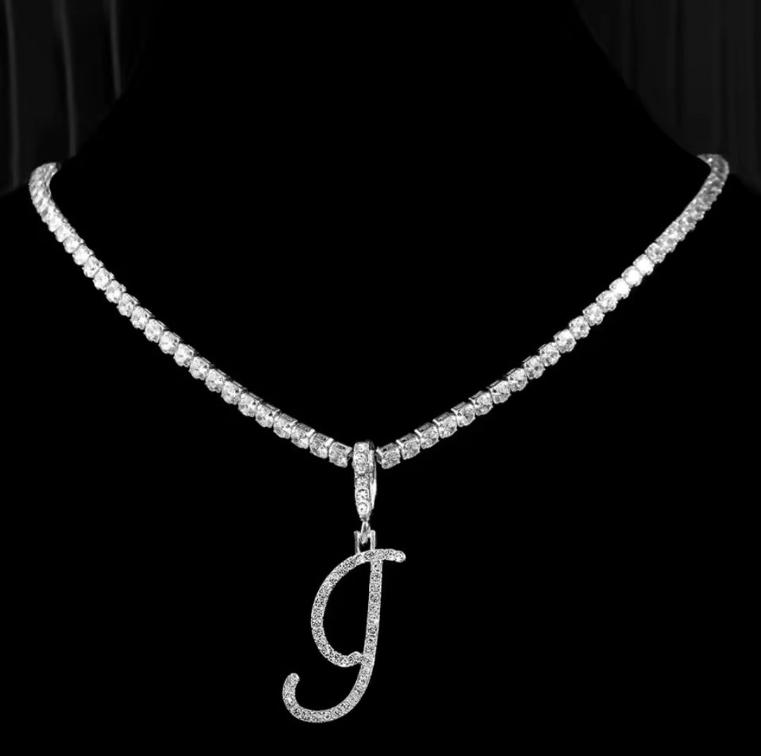 Collana con lettera brillante