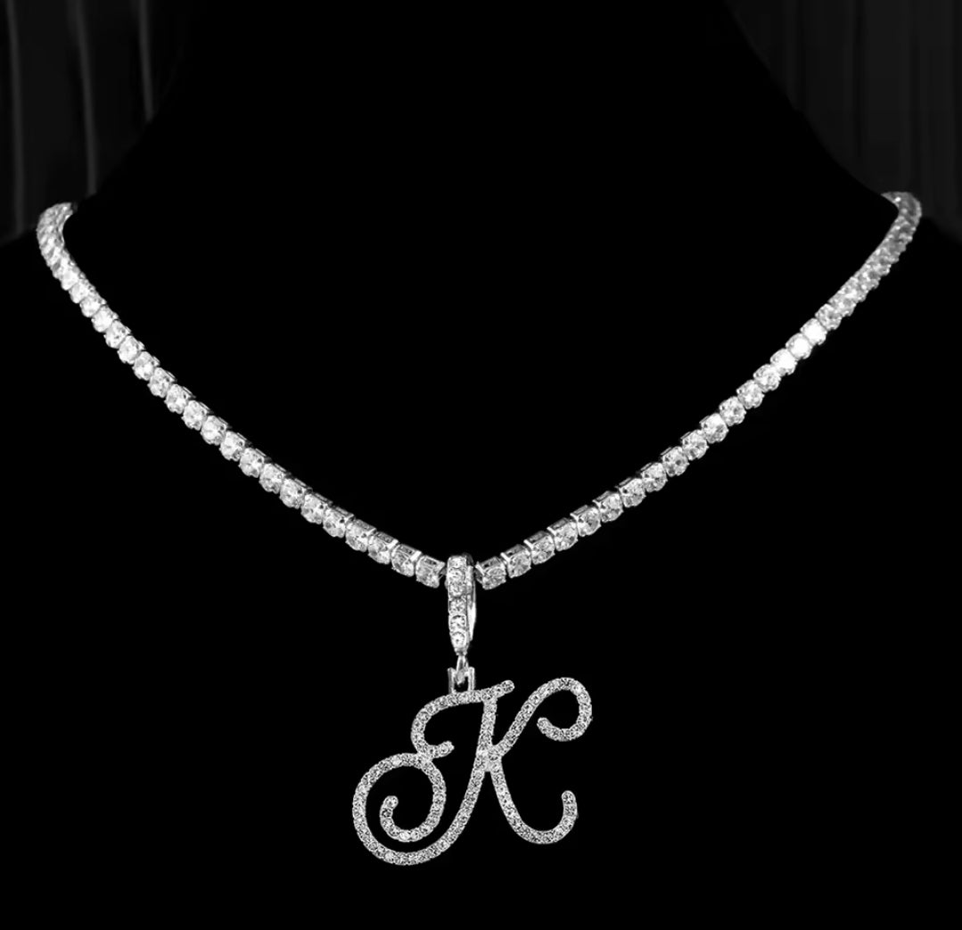 Collana con lettera brillante