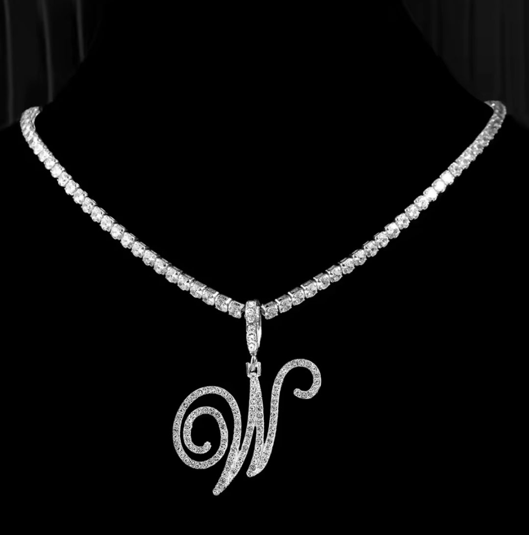 Collana con lettera brillante