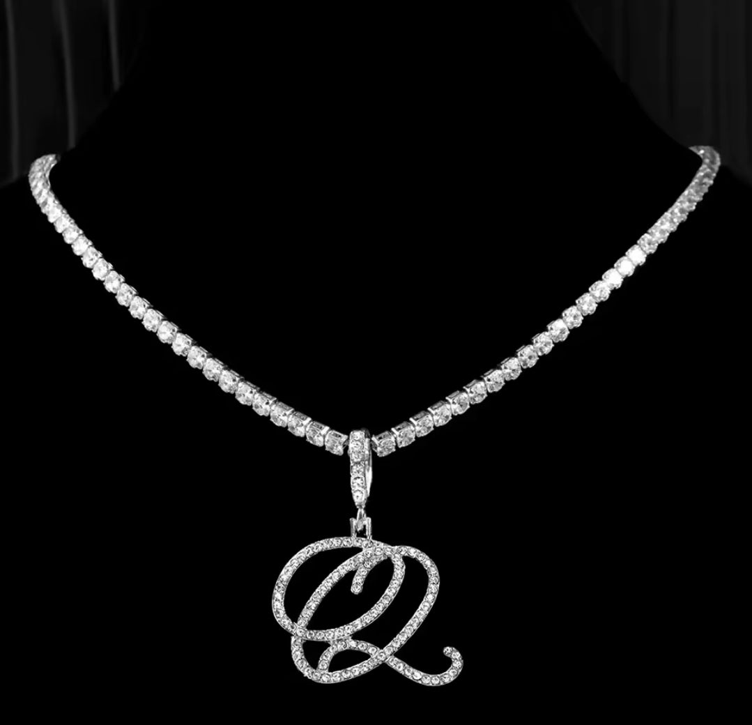 Collana con lettera brillante