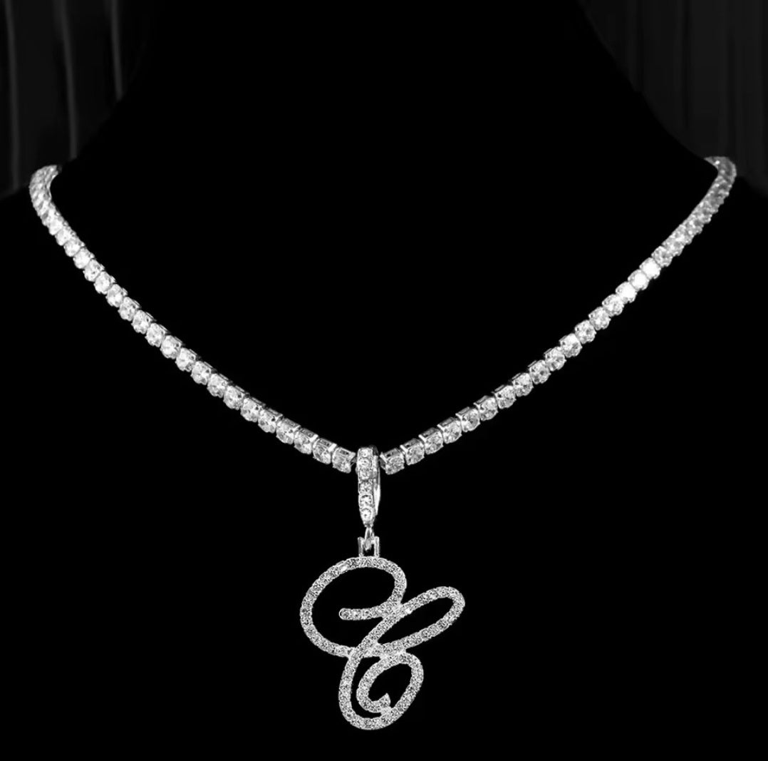 Collana con lettera brillante