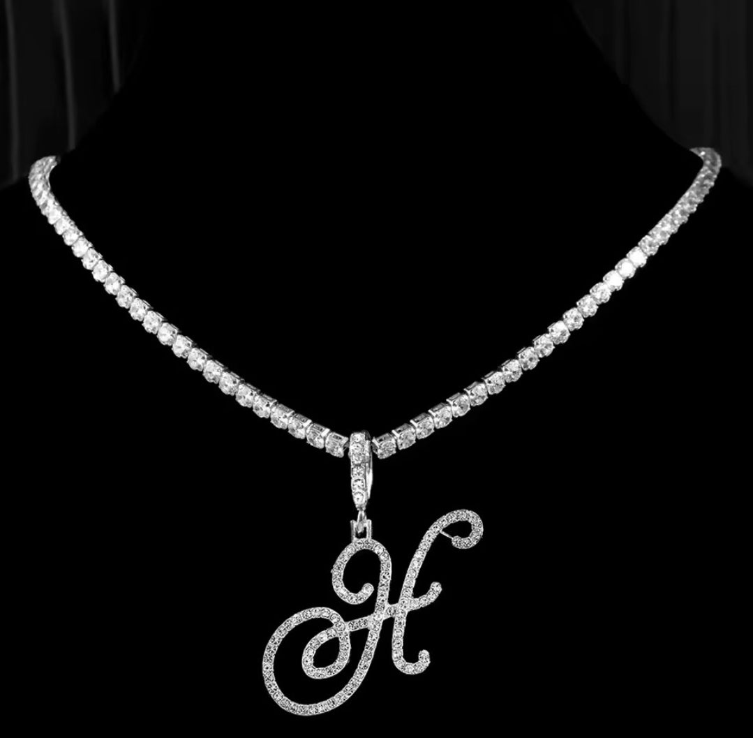 Collana con lettera brillante