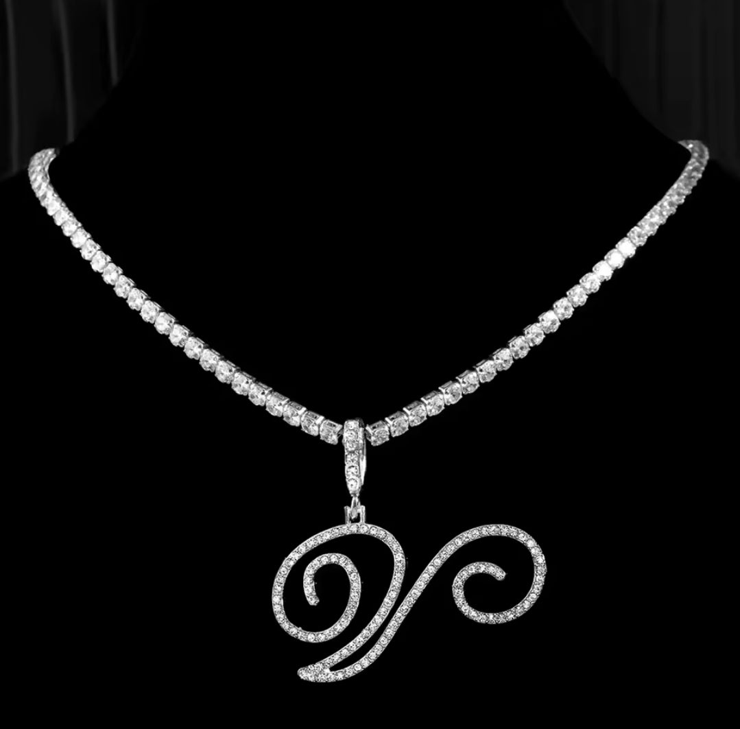 Collana con lettera brillante