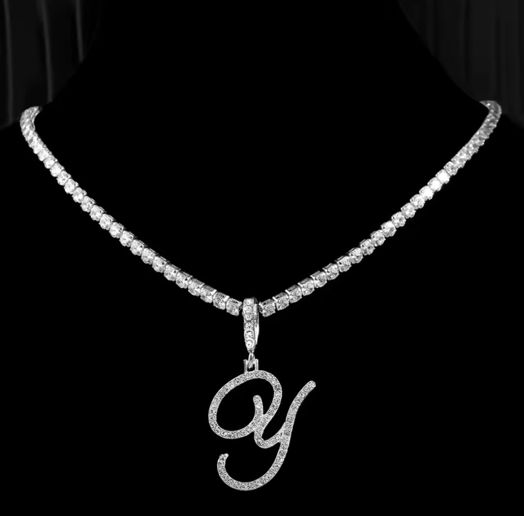 Collana con lettera brillante