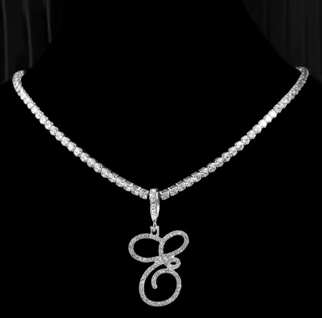 Collana con lettera brillante