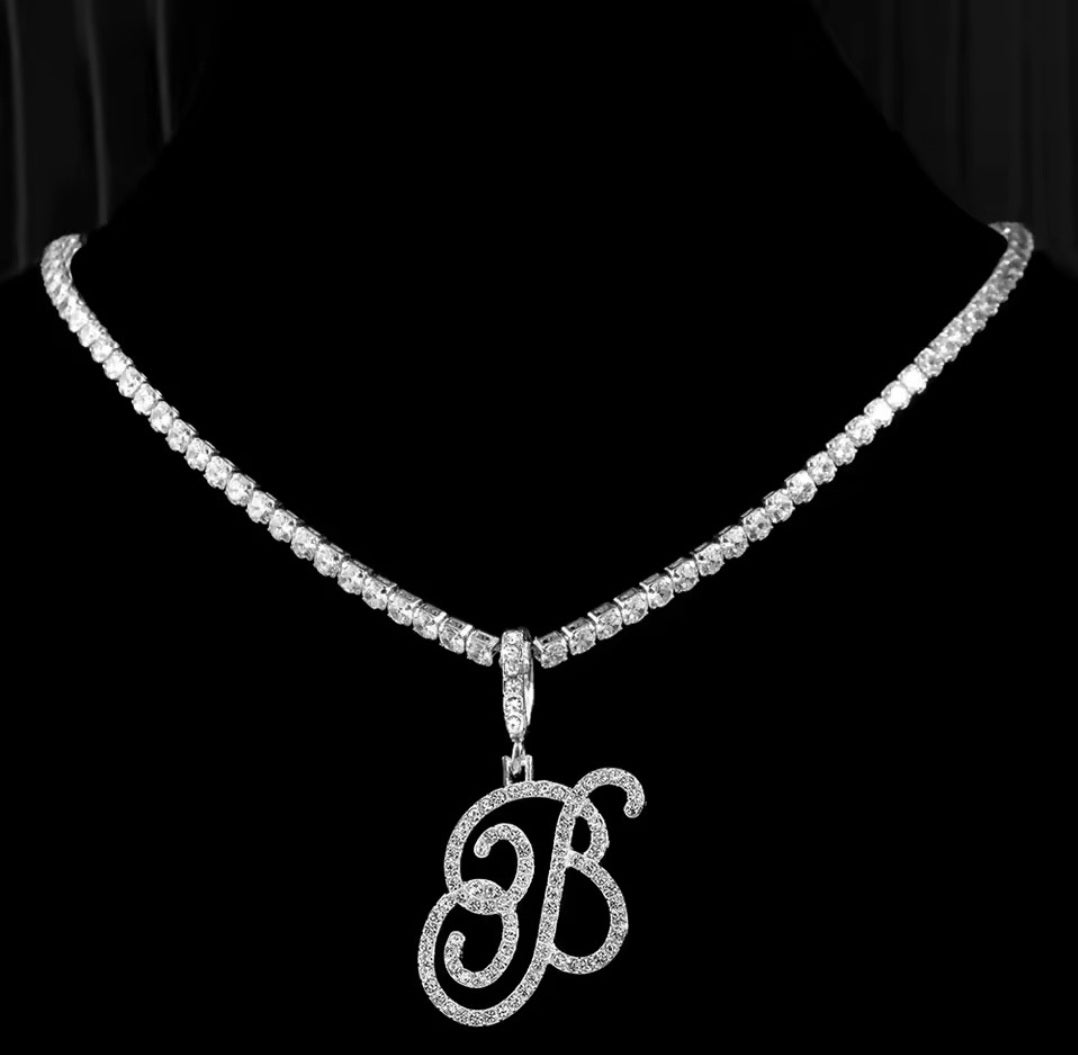 Collana con lettera brillante