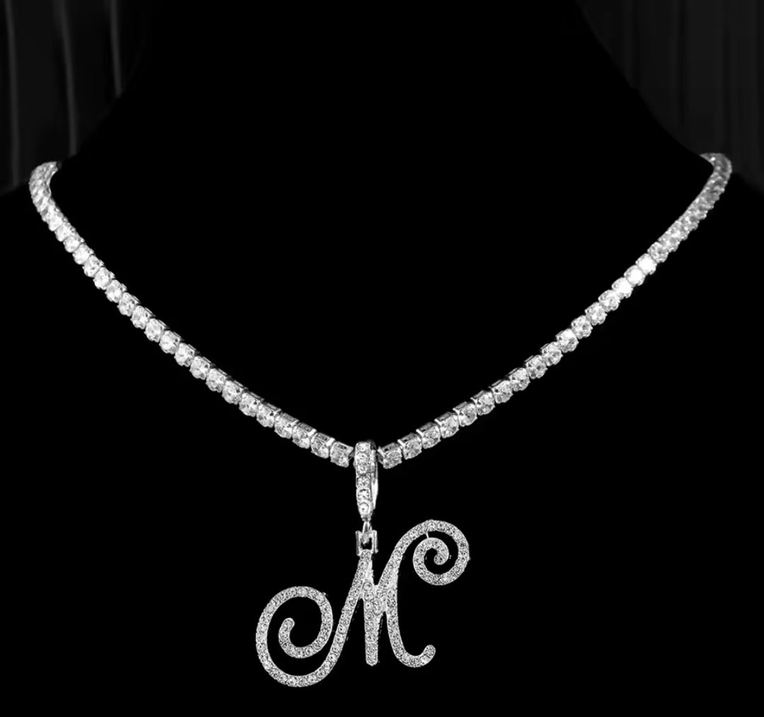 Collana con lettera brillante