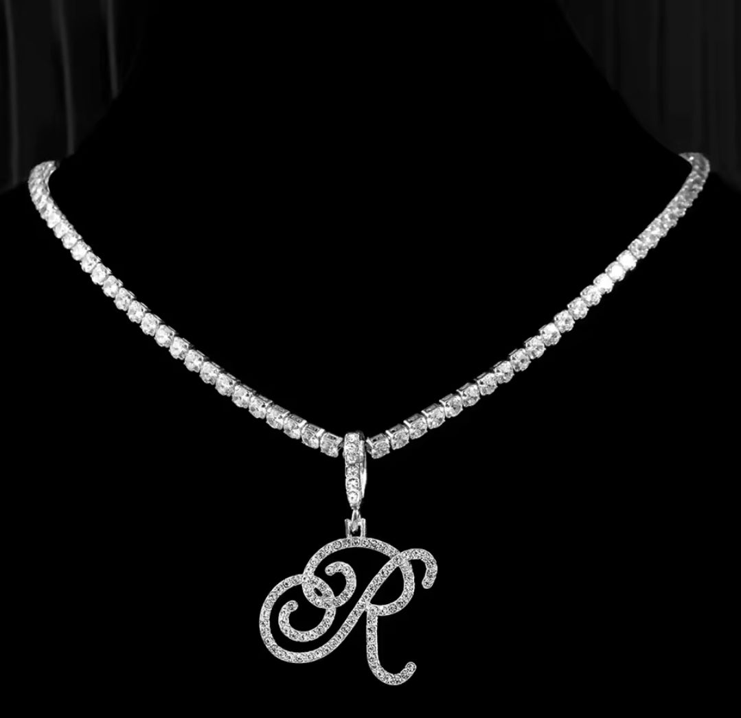 Collana con lettera brillante
