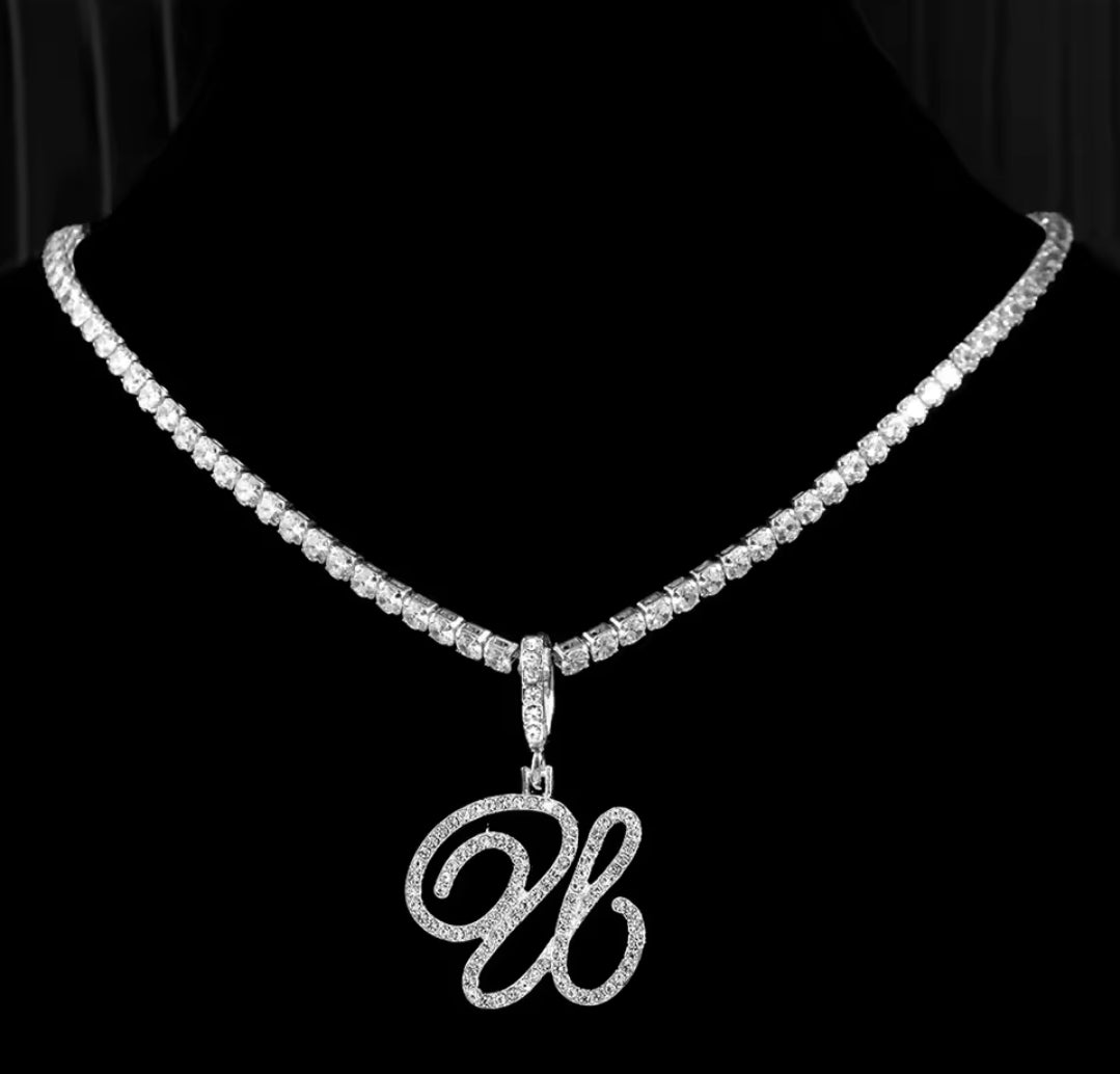 Collana con lettera brillante