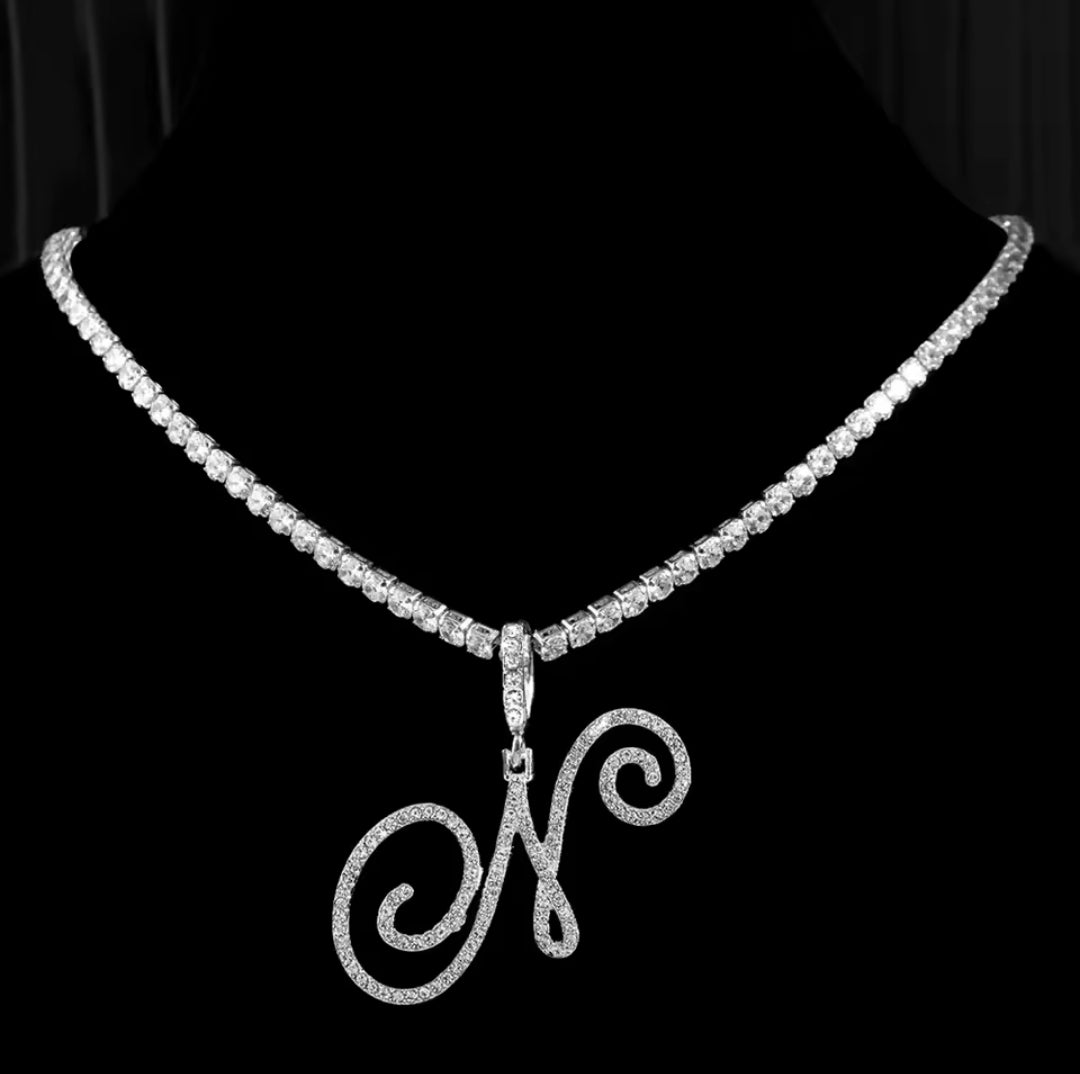 Collana con lettera brillante