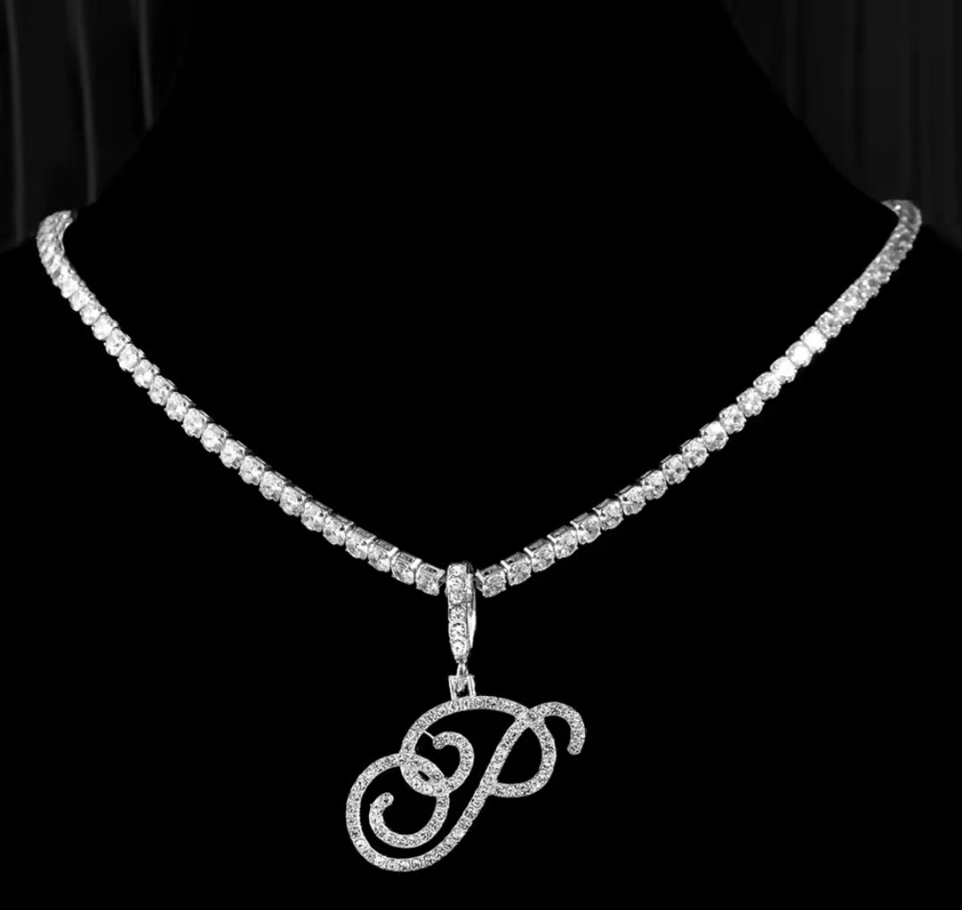 Collana con lettera brillante